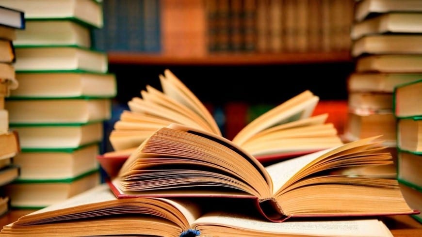 Новий флеш-моб: що читають українці під час відключень світла