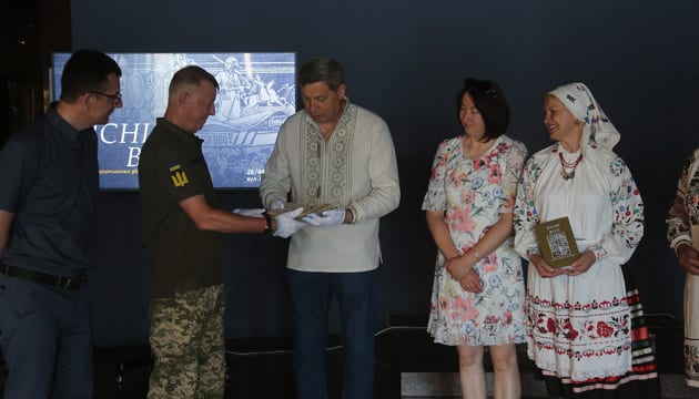 Музею війни передали на довічне зберігання унікальний рукописний збірник «Пісні волі»