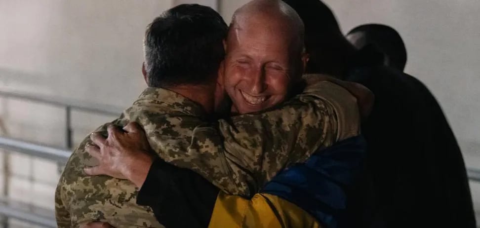 “Перші години після обміну”: у ДПСУ показали зворушливі фото із звільненими з полону РФ захисниками