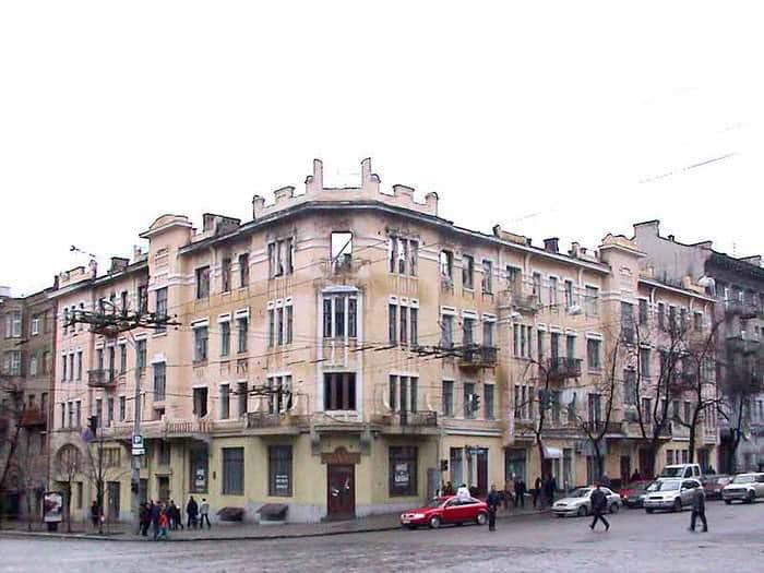 Як виглядає історична будівля на Великій Васильківській після демонтажу рекламного банера