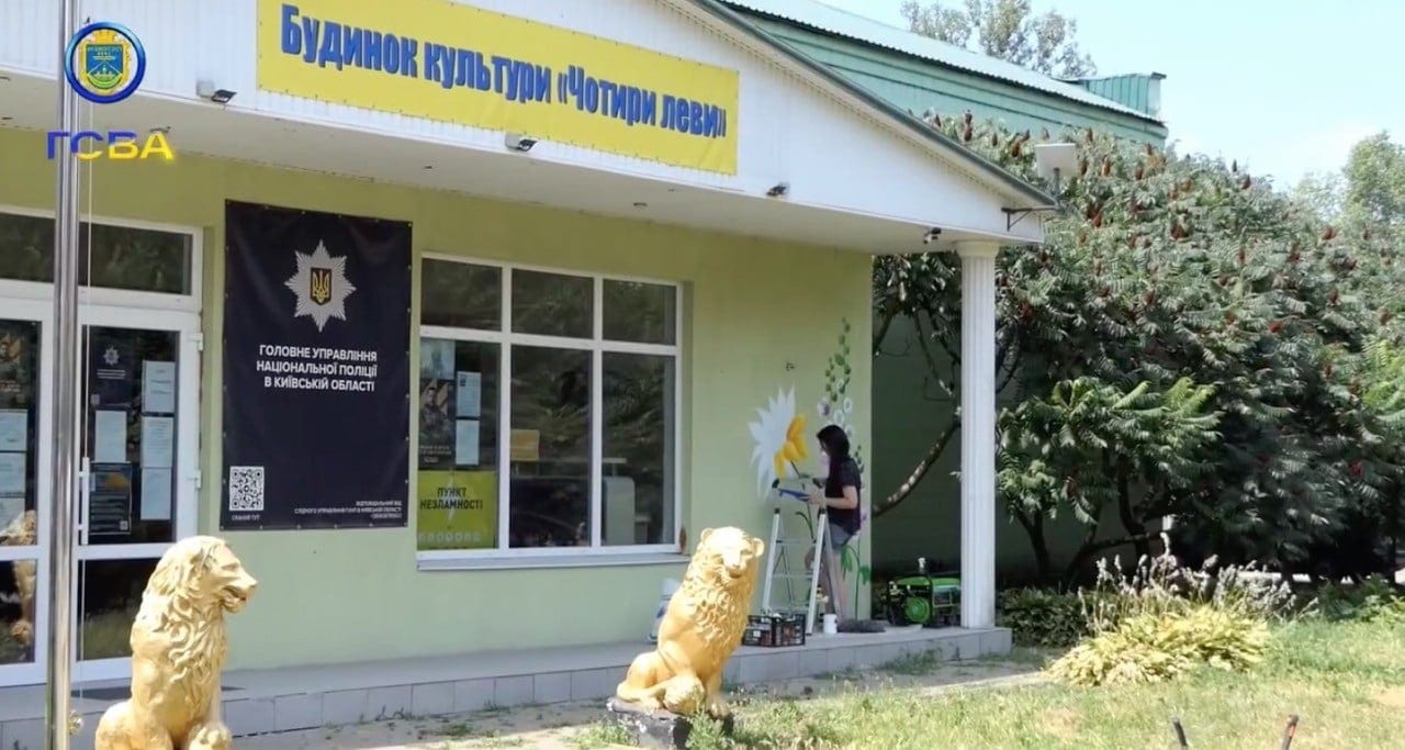 Відомий американський художник малює новий мурал у Гостомелі