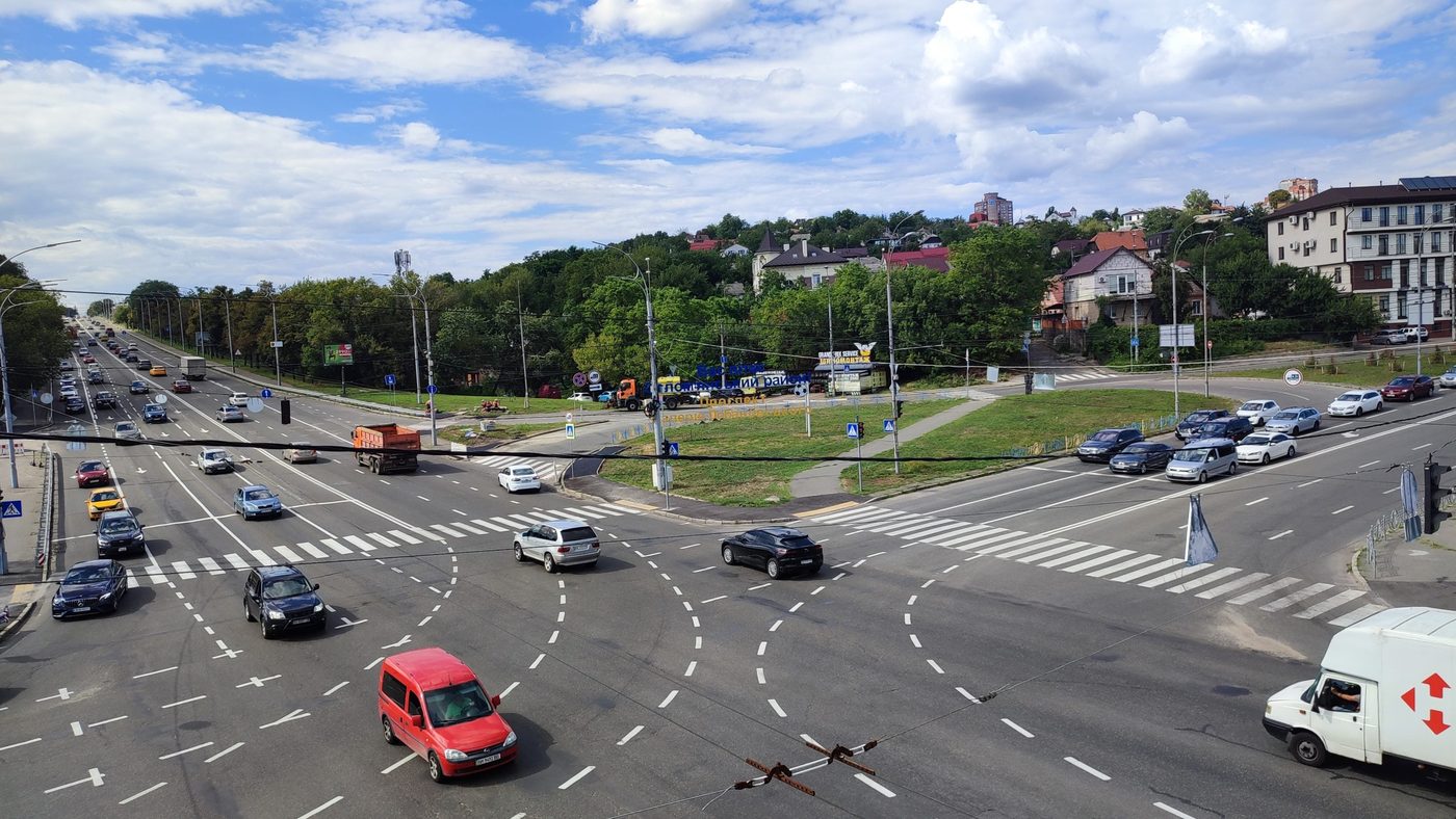 У Києві облаштували новий безбар’єрний наземний пішохідний перехід: фото