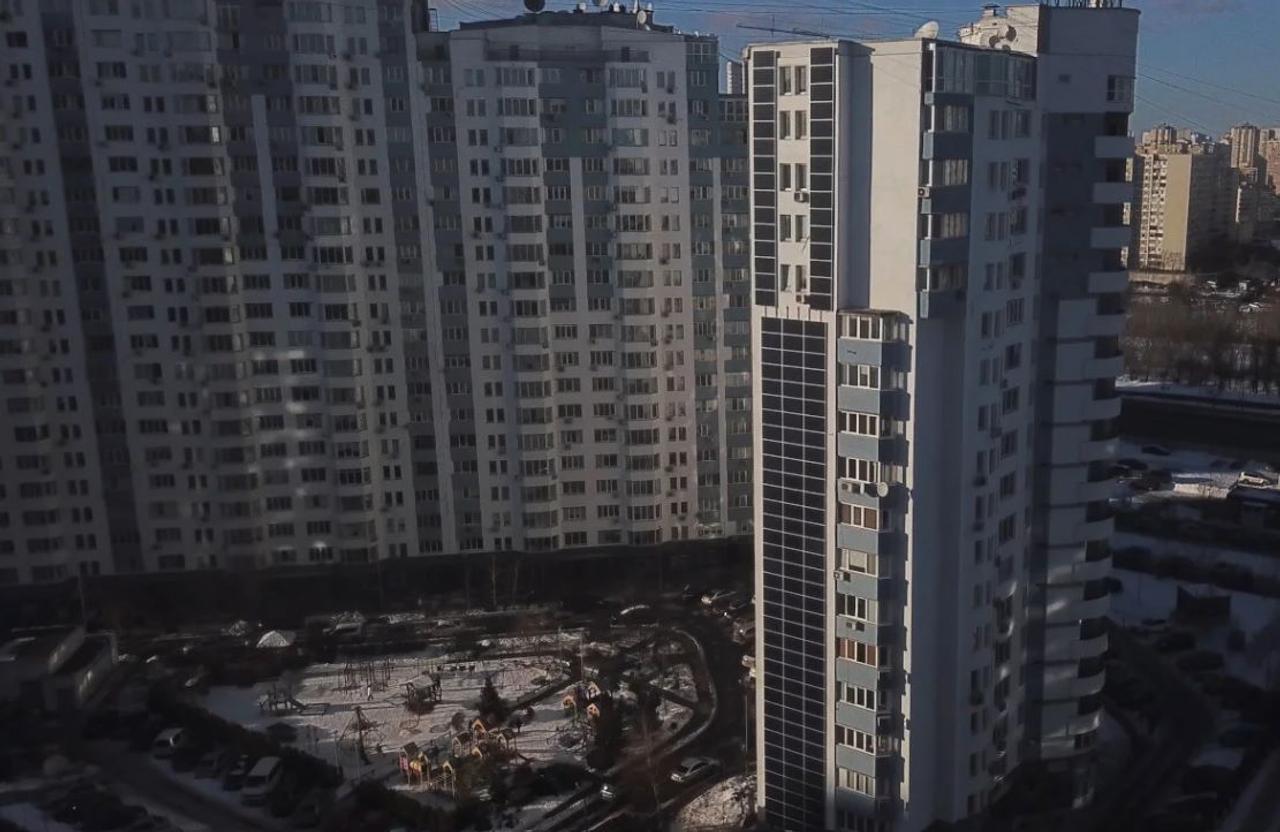 Київська багатоповерхівка з 2016 року економить завдяки сонячним панелям: як облаштувати свій будинок у 2024