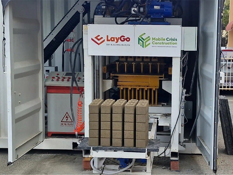 Під Києвом запрацювала мобільна фабрика з виробництва «лего-цегли» з будівельних уламків