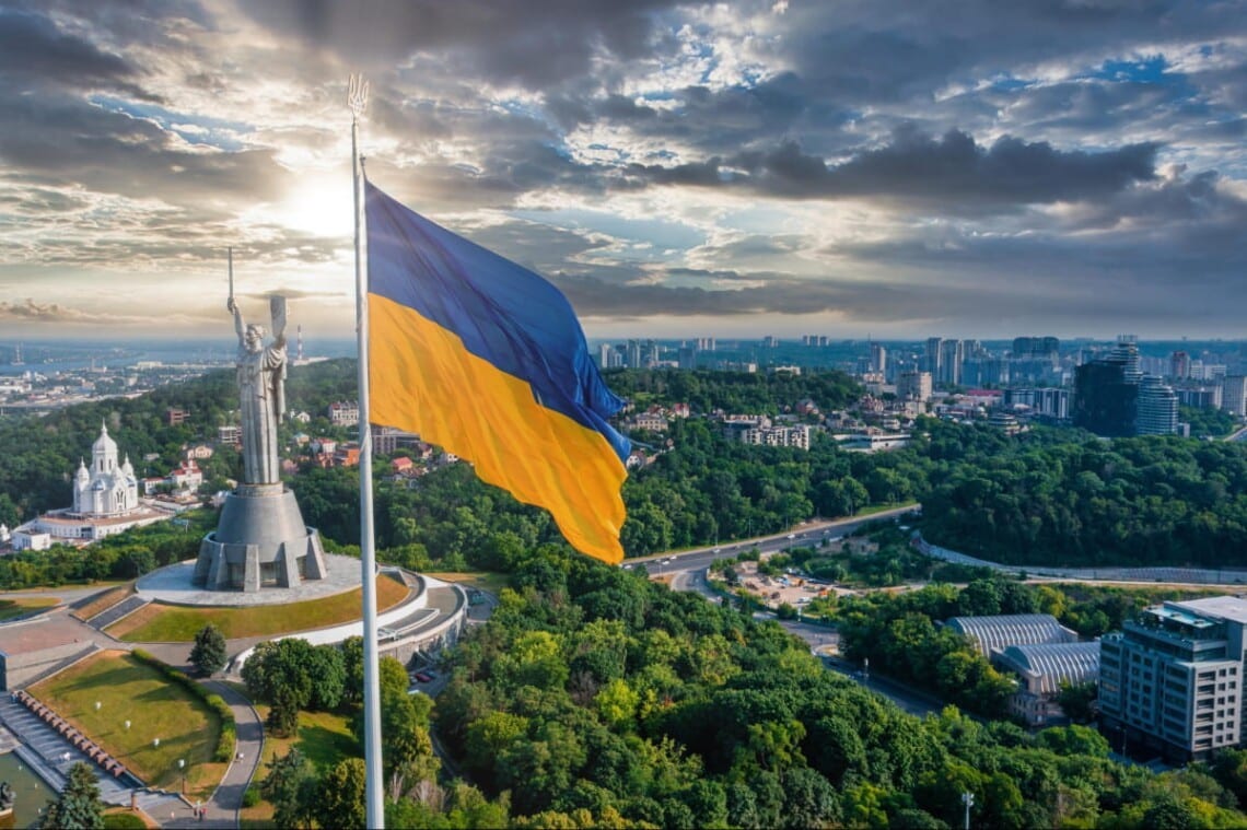 Більшість українців планують залишитися в Україні та будувати своє життя тут: результати опитування