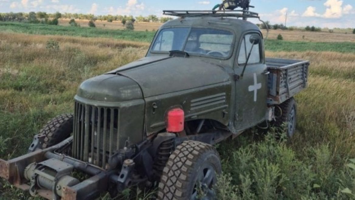 Українські розробники створили унікальний монстр-трак з трофейної техніки окупантів: фото
