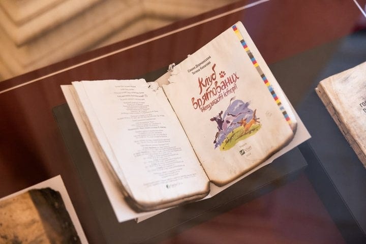 Україна передала Гарварду книги, які обгоріли від удару росії по «Фактор-Друк»