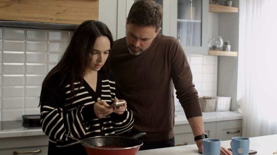 Діпфейки, боти, російська музика та навіть компʼютерні ігри: в Україні створили мінісеріал, що протидіє дезінформації