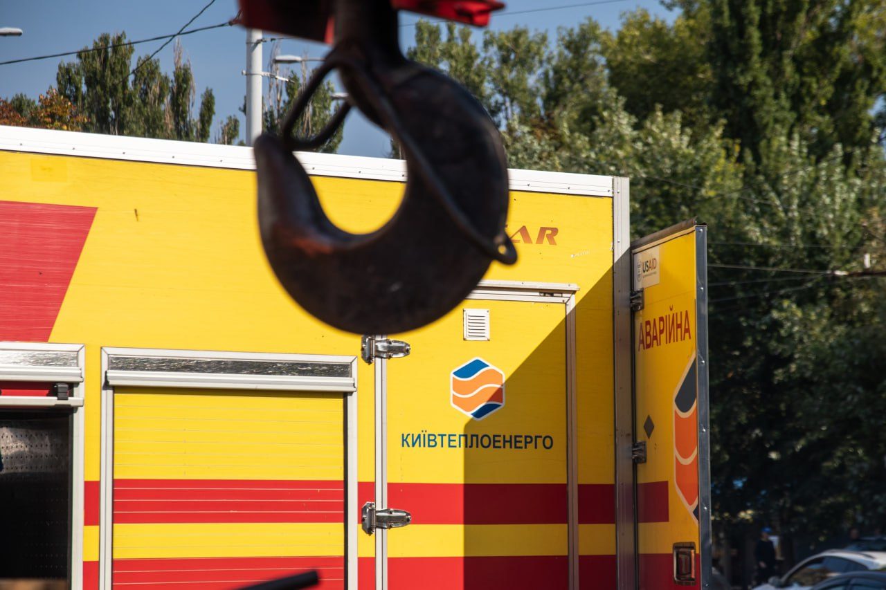 У Києві відремонтували трубопровід, який обслуговує понад 100 будинків (ФОТО)