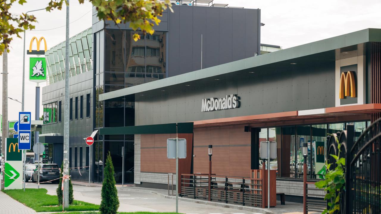 McDonald’s відкрив перший заклад у партнерстві з АЗС ОККО: як виглядає ресторан