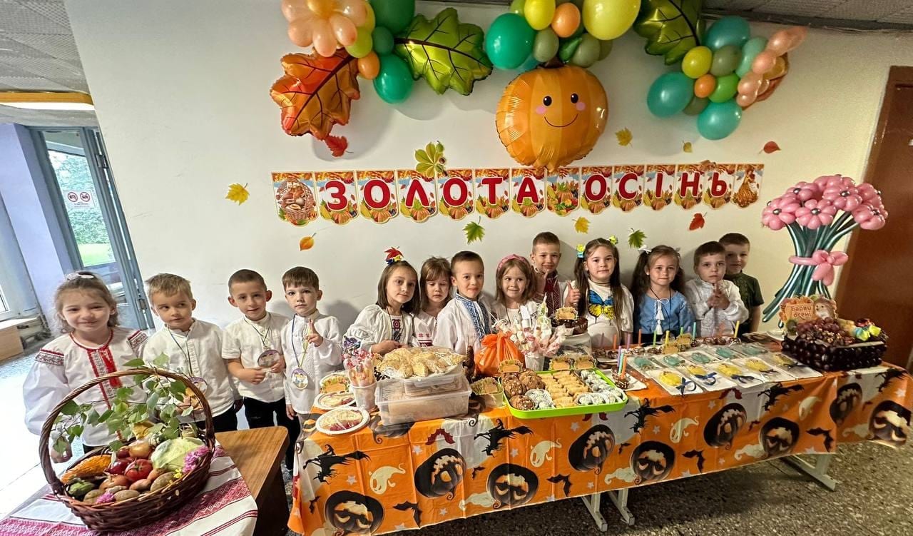 Учні української школи в Литві зібрали на ярмарку 3700 євро для ЗСУ (ФОТО)