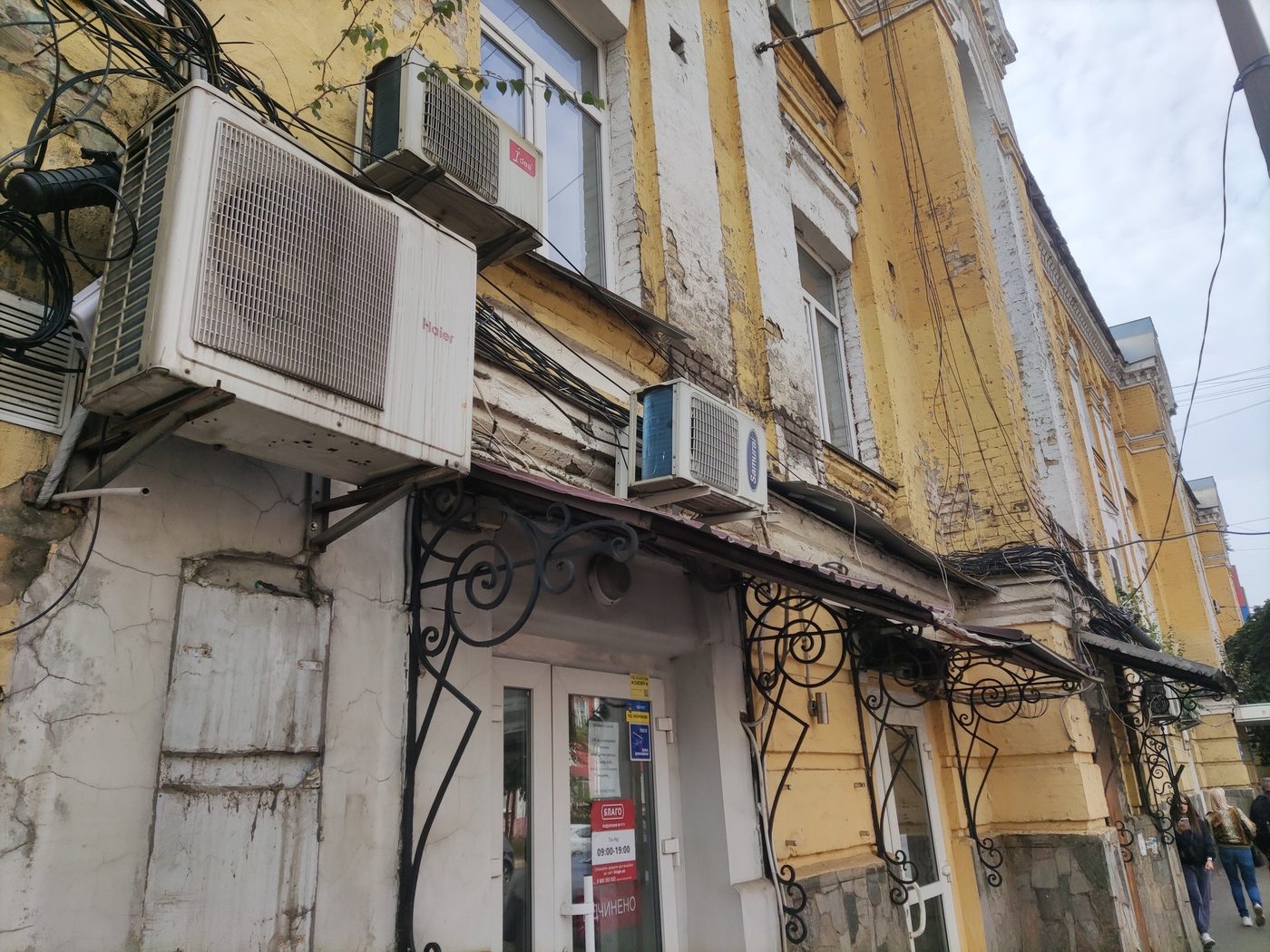 На Старовокзальній демонтували понад 100 незаконних рекламних конструкцій (ФОТО)