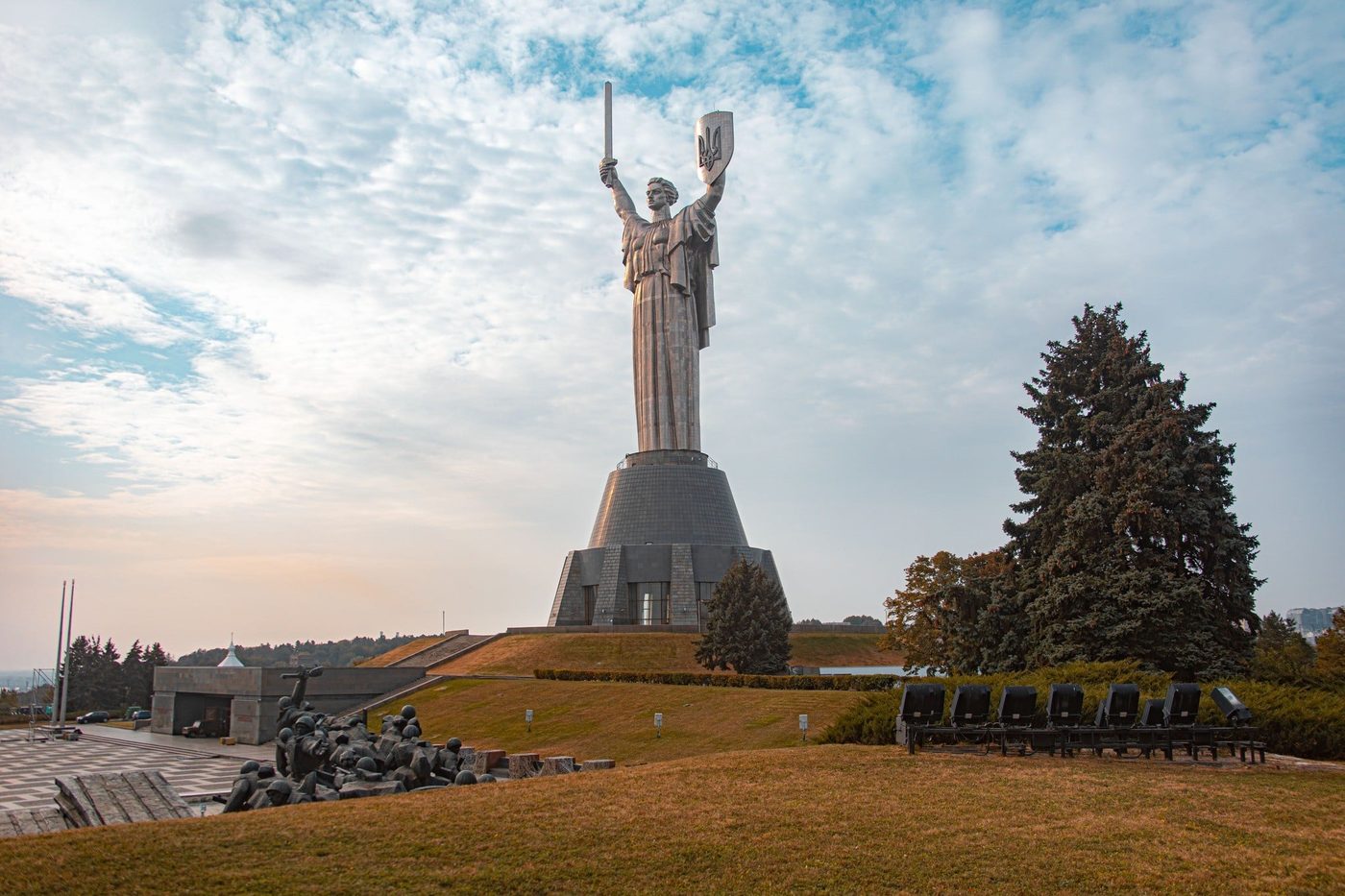 У Києві успішно завершили декомунізацію герба на щиті «Батьківщини-матері»