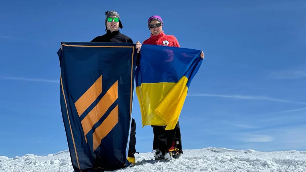 Боєць з 3 ОШБр, який втратив руку, підкорив вершину Казбеку