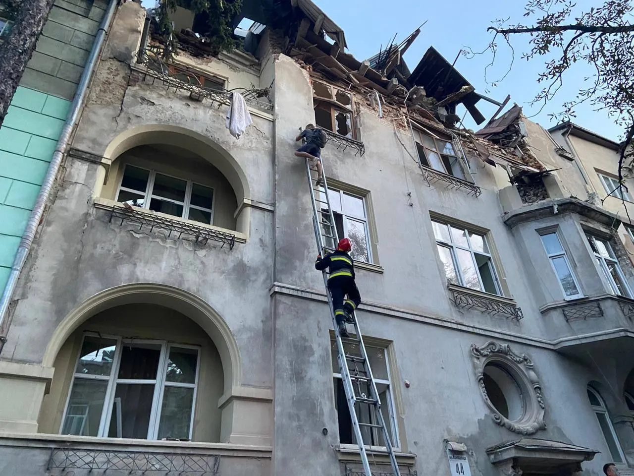 «АТБ» бере під опіку відбудову зруйнованого росією житлового будинку у Львові