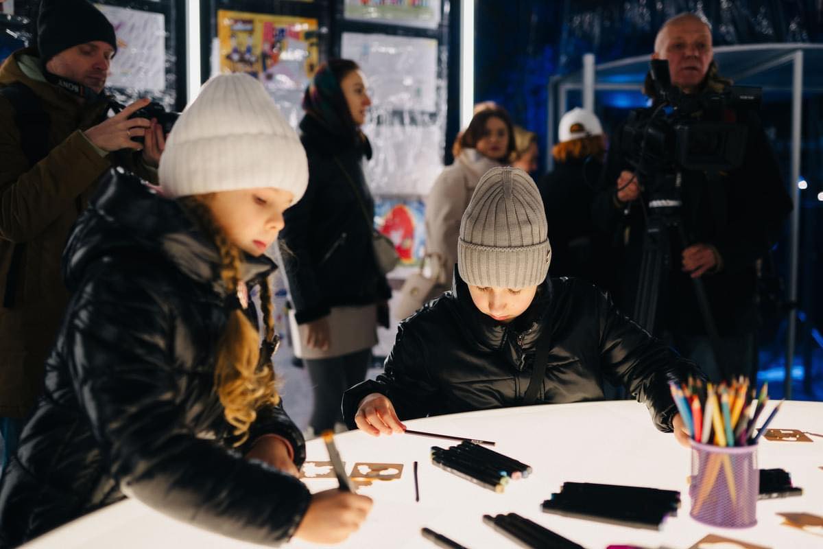 У Києві відкрили інсталяцію «Лайтхаус» з малюнками дітей з усієї України (ФОТО)