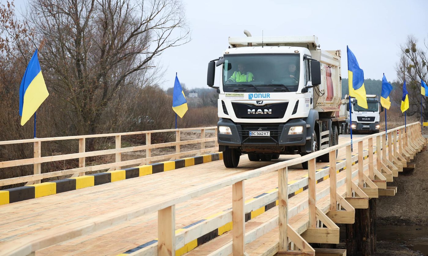 На Київщині відкрили тимчасовий міст замість того, який росіяни зруйнували у 2022 році