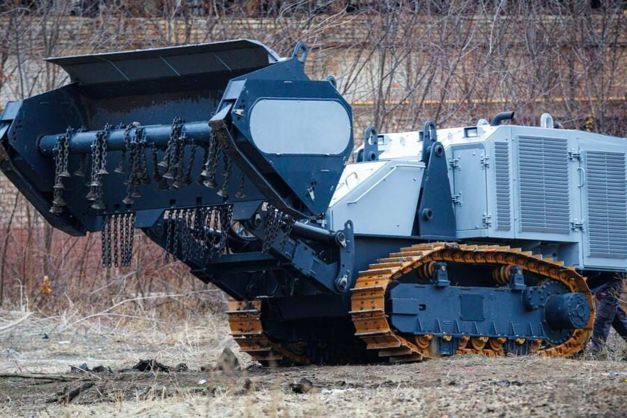 Харківські інженери представили машину для розмінування, яка втричі дешевша за аналоги (ФОТО)