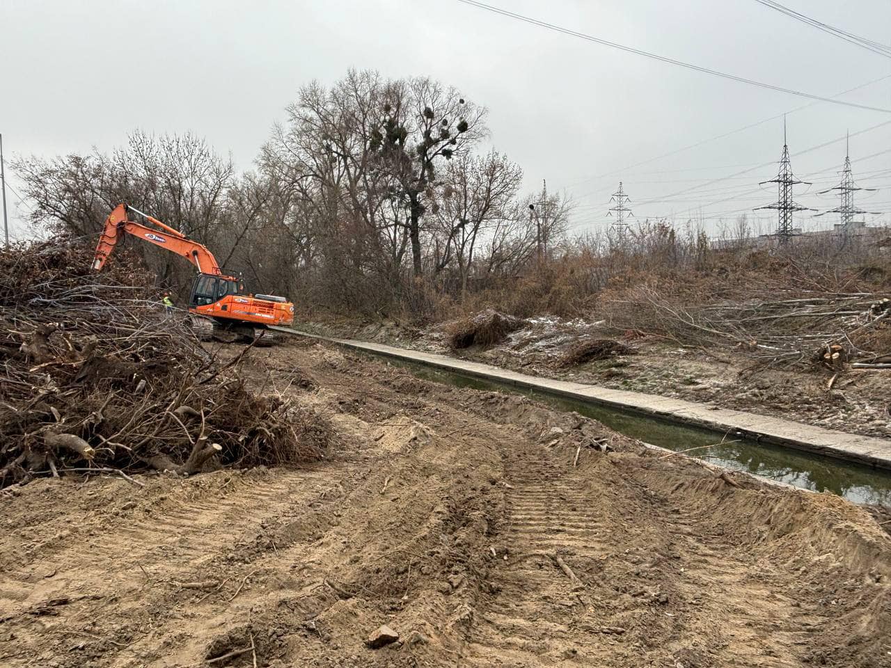 У Києві комунальники розчищають русло річки Либідь