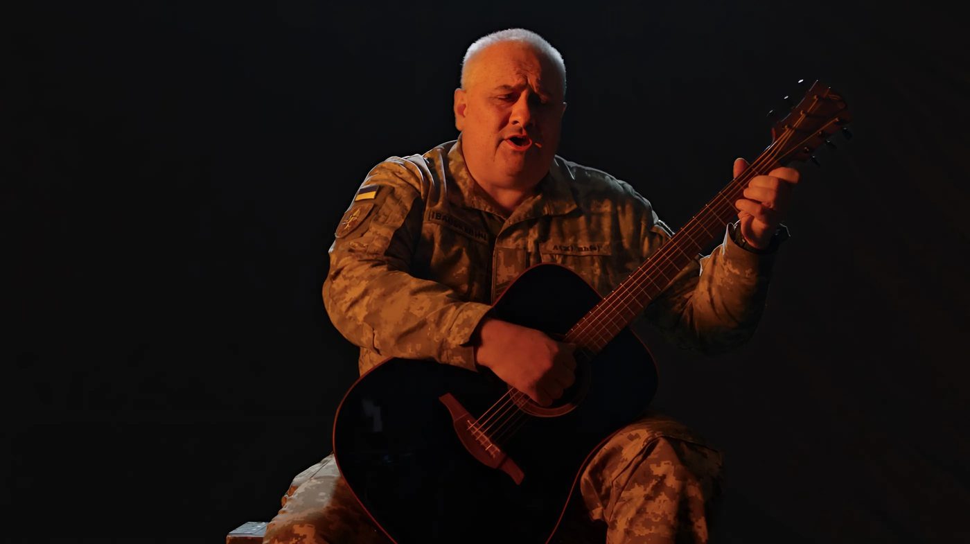 Оперний співак із Запоріжжя заспівав щемливу пісню про загиблих побратимів (ВІДЕО)