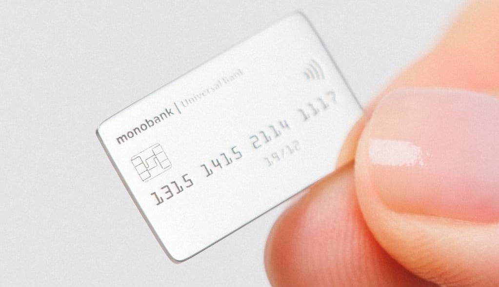 Monobank випустив прикраси у вигляді карток: прибуток передадуть Силам оборони