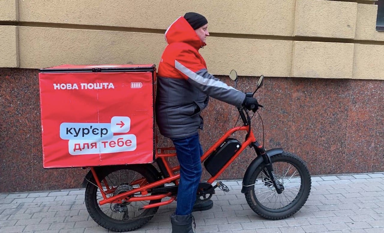 Піші кур’єри «Нової пошти» доставлятимуть посилки на електробайках