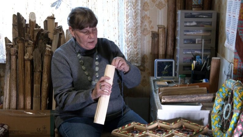 Майстриня з Луцька створює древні музичні інструменти з отруйного борщівника (ВІДЕО)