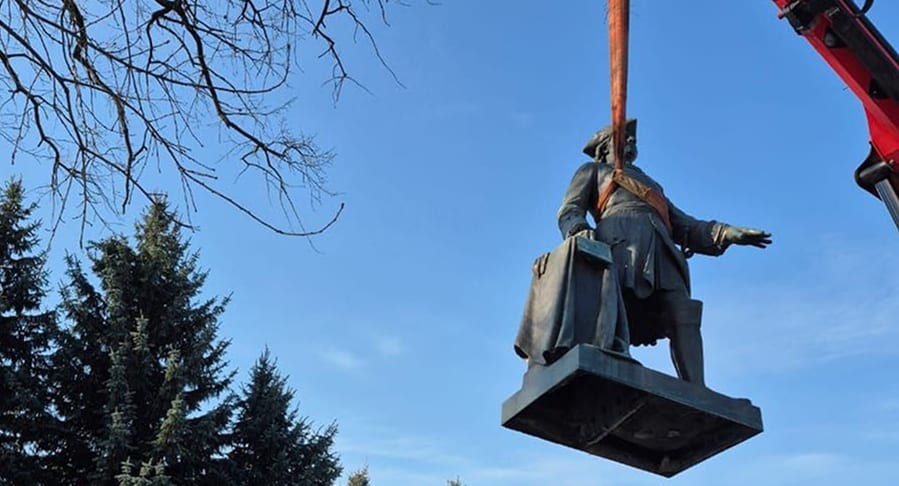 У Полтаві демонтували пам’ятник російському імператору Петру I (ФОТО)