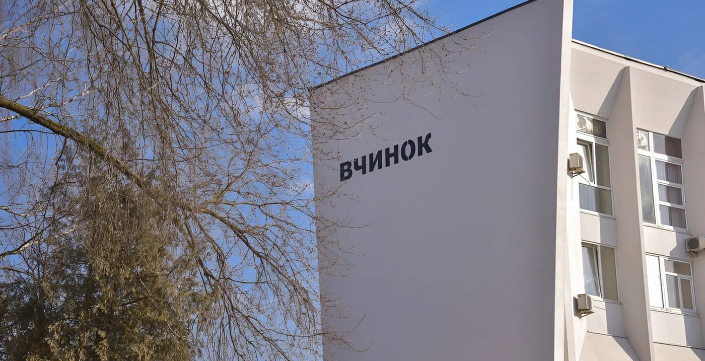 Чеський художник створив у Львові мурал до річниці повномасштабної війни