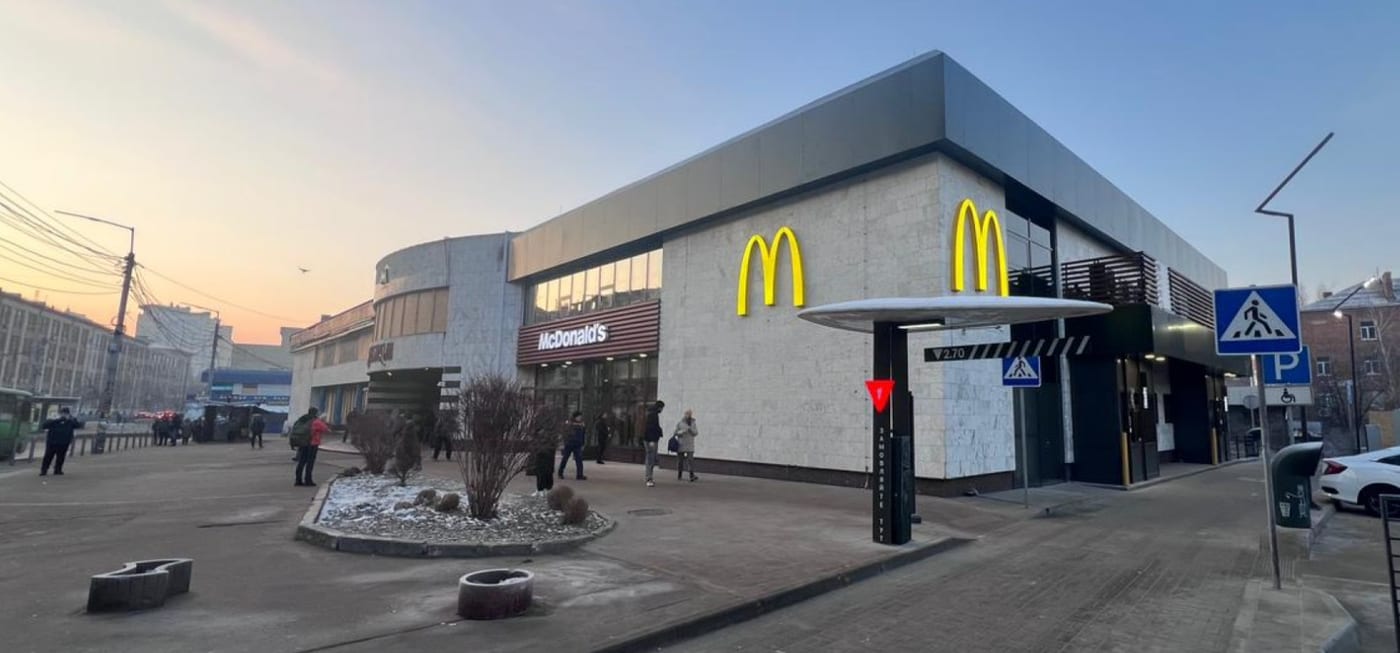 McDonald’s біля станції метро «Лукʼянівська» відновив роботу після російської атаки
