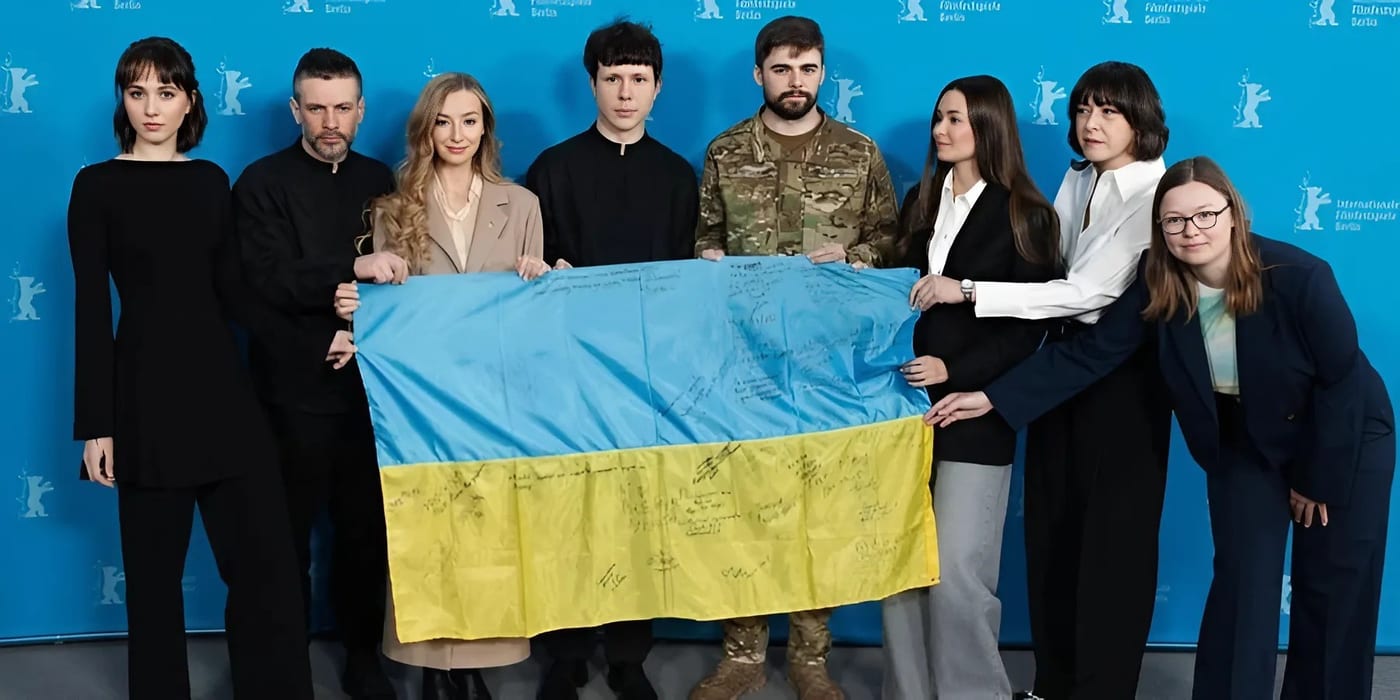 Українська команда фільму «Стрічка часу» розгорнула прапор з підписами військових на фестивалі у Берліні