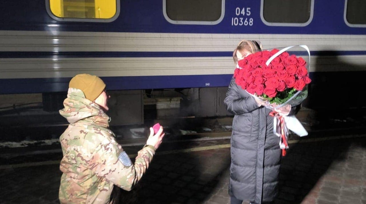 Військовий зустрів кохану з потяга та зробив їй пропозицію