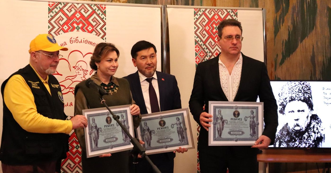 У Києві «Заповіт» Шевченка прочитали 32 мовами: новий рекорд України (ФОТО)