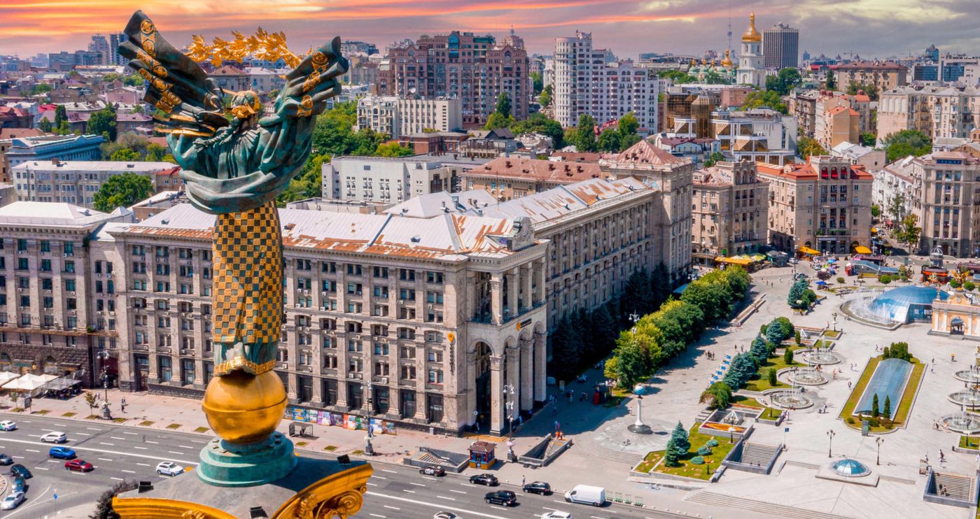 У Києві на Майдані Незалежності демонтують рекламні конструкції