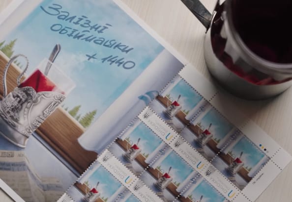 «Укрпошта» випустила ексклюзивні марки на підтримку «Укрзалізниці» після кібератаки (ВІДЕО)
