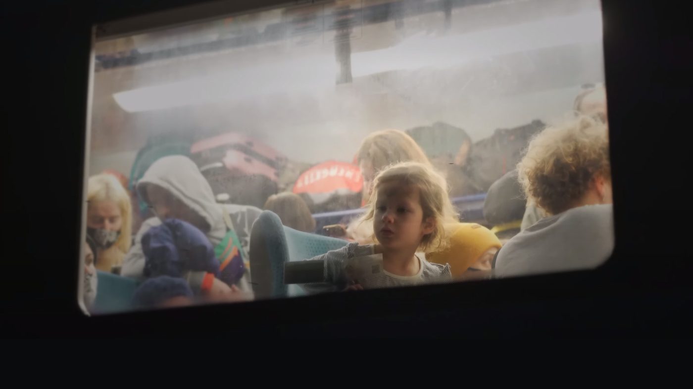 Стівен Фрай озвучив фільм про українських дітей, який безплатно покажуть у Києві (ВІДЕО)