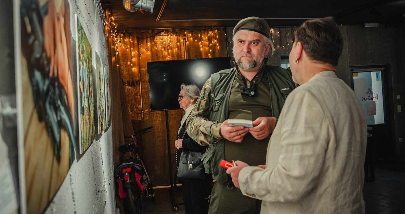 Український військовий відкрив фотовиставку про братерство іноземних добровольців (ФОТО)