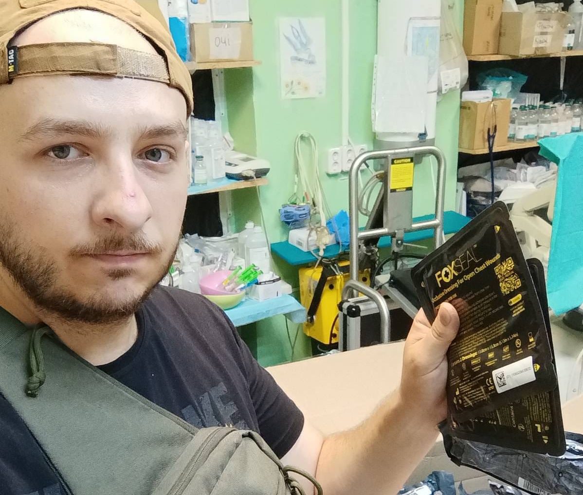 Військовий хірург провів ампутацію ніг під завалами будівлі на Запоріжжі та врятував життя