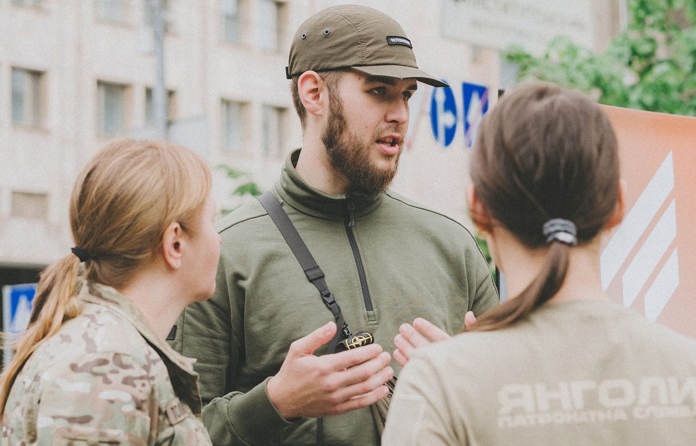 Боєць 3-ї ОШБр після повернення з полону зрізав дріт зі своєї таблички на Алеї сакур (ФОТО)