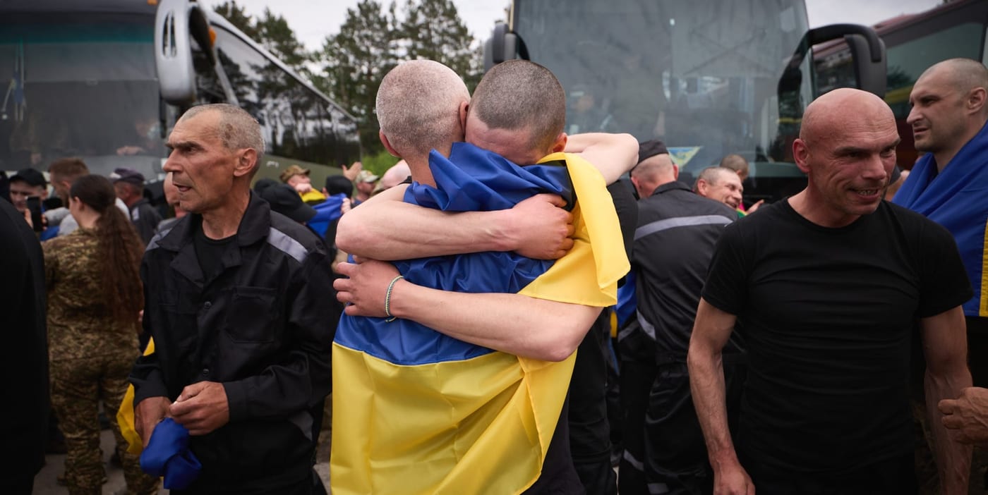Звільнений з полону захисник заспівав «Ніч яка місячна» під час обміну (ВІДЕО)