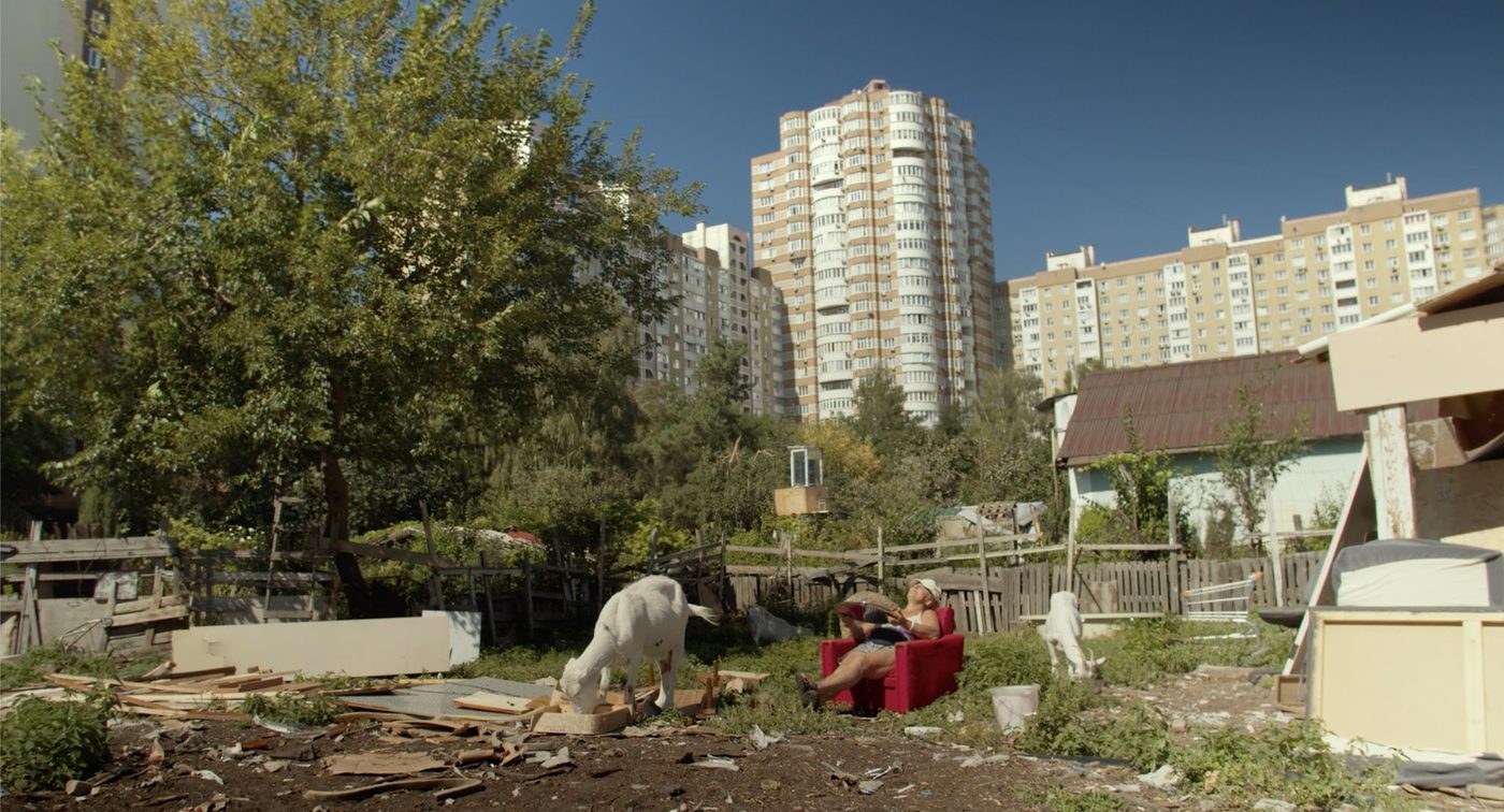 «Квіти України» вийшли в український прокат: стрічка про жінку, яка бореться за землю посеред Позняків (ВІДЕО)