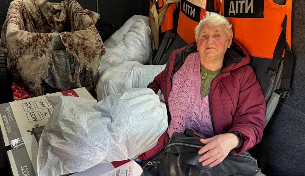 Поліцейські евакуювали 67-річну жінку з її гусенятами з-під обстрілів на Сумщині