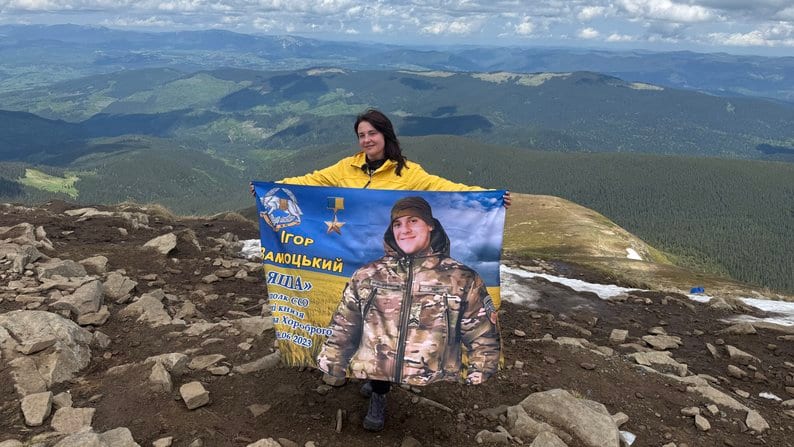 На Говерлу за Ігоря: рідні вшанували військового, який загинув, рятуючи побратимів