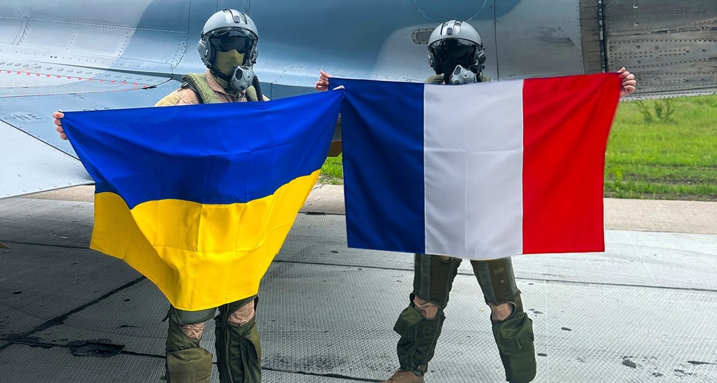 Українські пілоти вперше в історії пролетіли над центром Парижа до Дня взяття Бастилії (ФОТО)