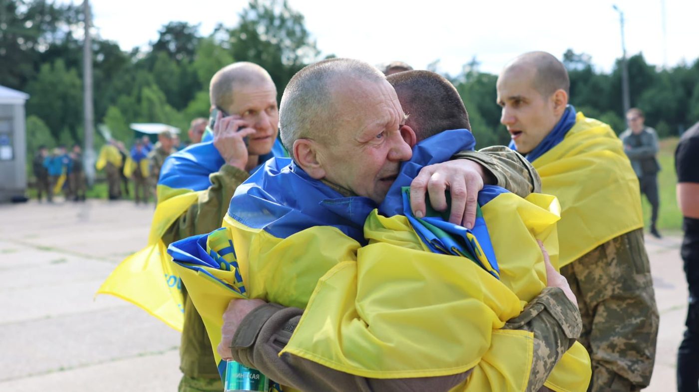 В Україну повернули групу молодих захисників, які були в полоні з 2022-го року (ФОТО)