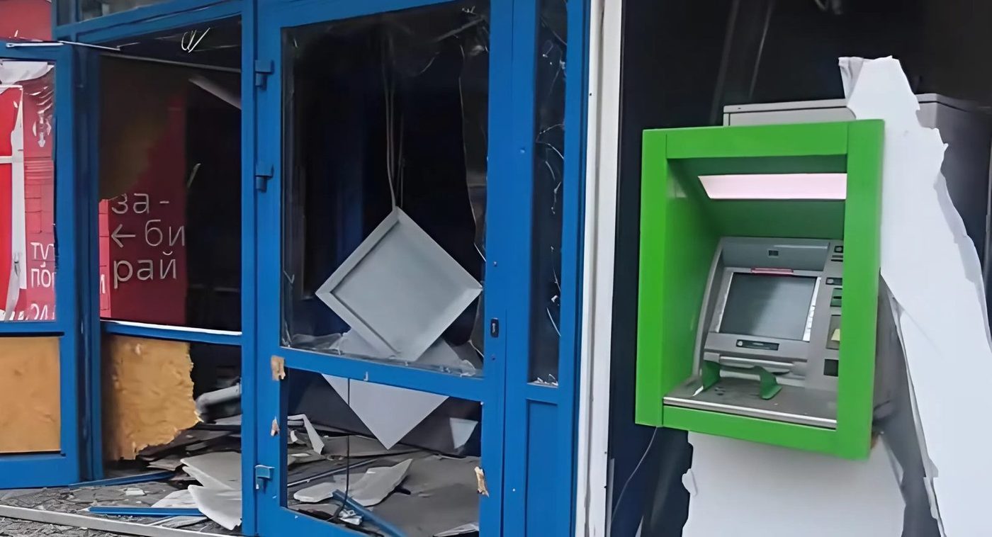 У Запоріжжі банкомат продовжив видавати готівку після обстрілу (ВІДЕО)