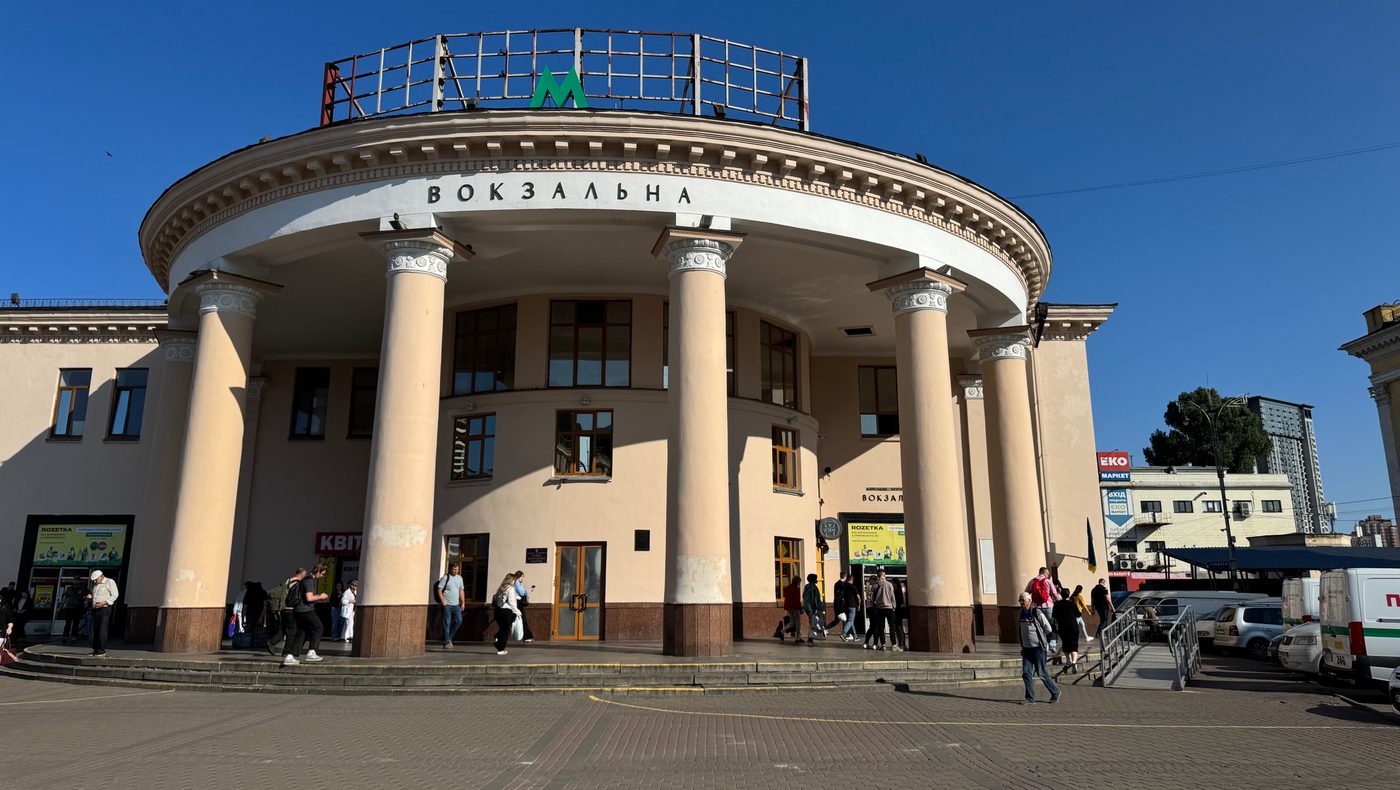 На станції метро «Вокзальна» у Києві встановлюють пандуси (ФОТО)