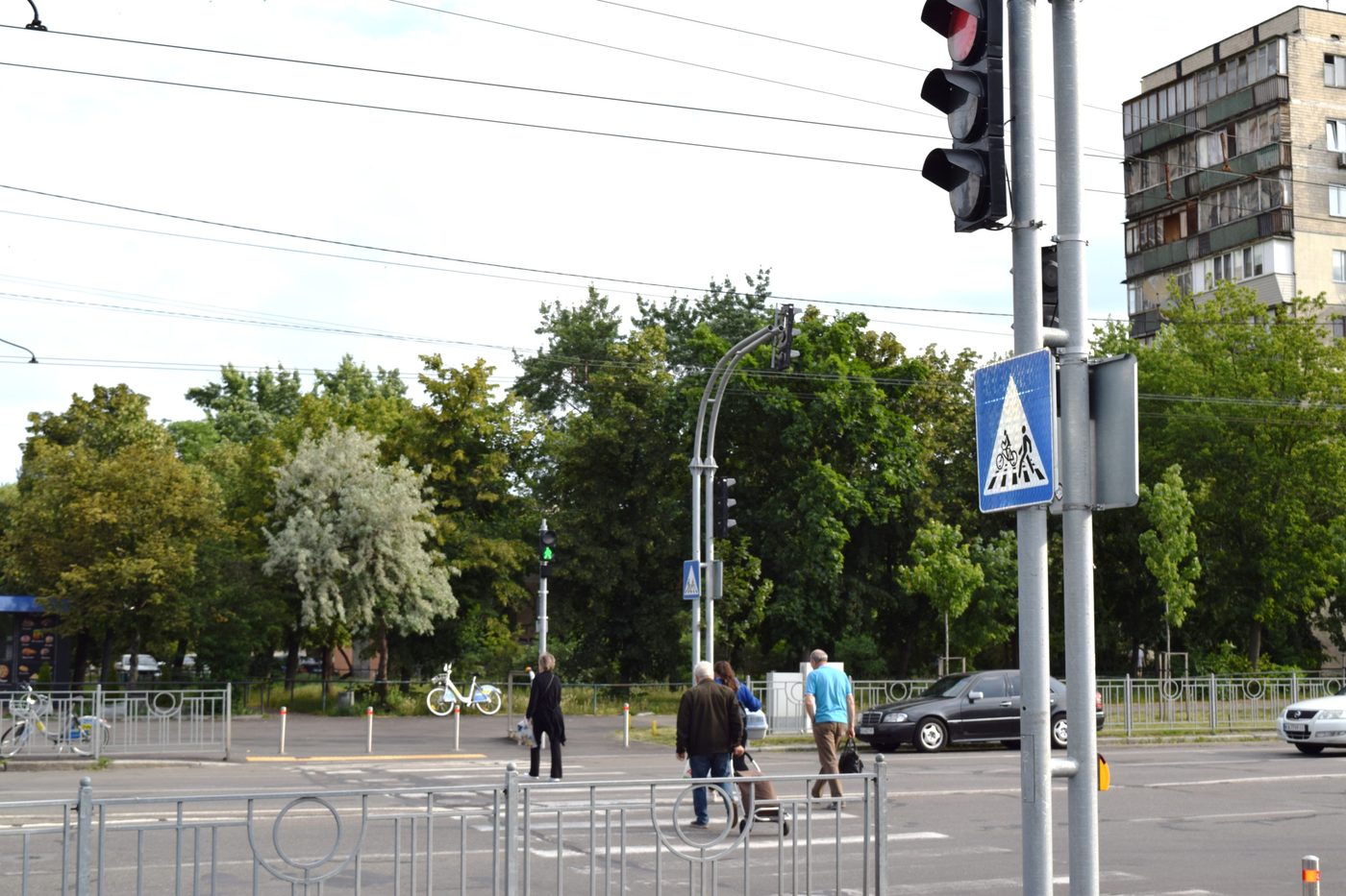 У Києві облаштували безбар’єрний пішохідний перехід на раніше нерегульованому перехресті