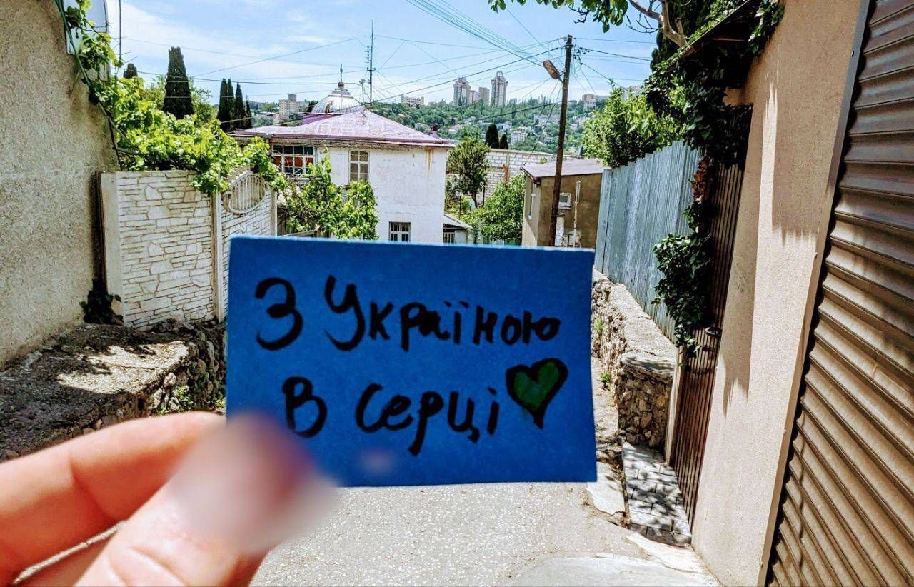«Крим — це Україна»: активісти у Сімферополі, Севастополі та Ялті поширили символи спротиву