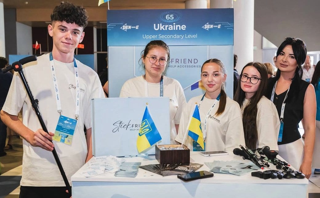 Українські студенти розробили «розумну» тростину з GPS-трекером та кнопкою SOS